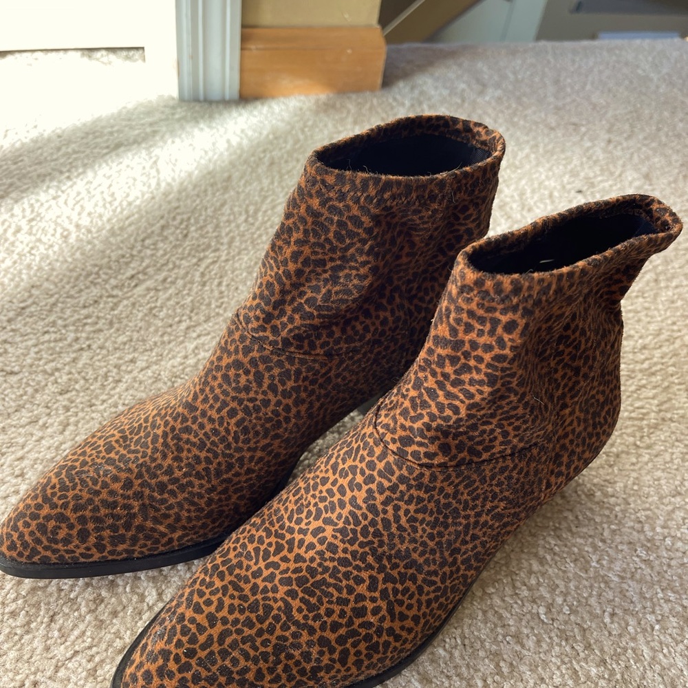 Animal print in black/cognac Booties. Size 9